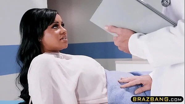 Latina fogosa vai ao médico e ganha chupada na buceta gostosa