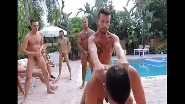 Gays se conhecem no banheiro do hotel e praticam sexo oral no quarto