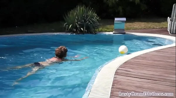 Coroa fogosa fode com garotão depois da piscina e ganha porra na boca